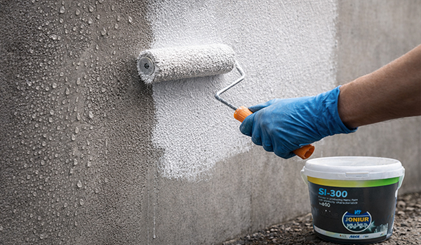 آب‌بندی دیوار سیمانی با مواد نانو (مرحله‌ای که عمر پوشش را چند برابر می‌کند)